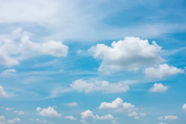 Cielos nublados y azules en el día soleado., Fondo abstracto natural . —  Fotos de Stock
