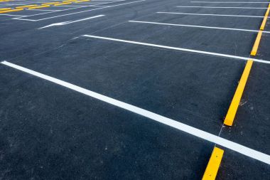 Boş araç park yerleri, açık genel otopark.