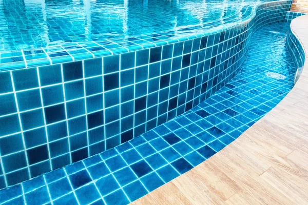 Telha cerâmica da piscina com reflexão de água . — Fotografia de Stock