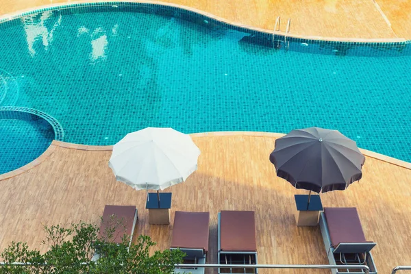 Pohled shora luxusní bazén., exteriér design. — Stock fotografie