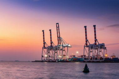 Kargo gemisi terminali alacakaranlık yerinde.