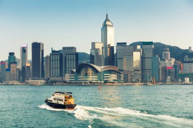 Hong Kong şehir merkezinde gün ışığı vurdu.