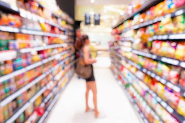 Süpermarket ve depolama raf bulanıklık sahnede.