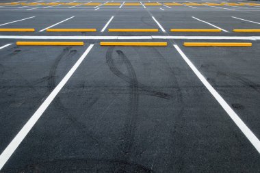 Boş araç park yerleri, açık genel otopark.