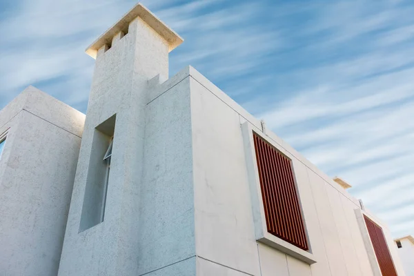 Casa moderna no céu azul fundo . — Fotografia de Stock