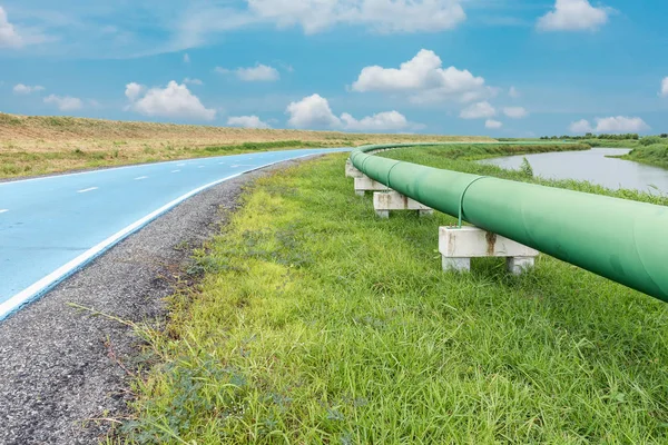 Ham su boru hattı ve dağıtım yolun kenarına paralel.