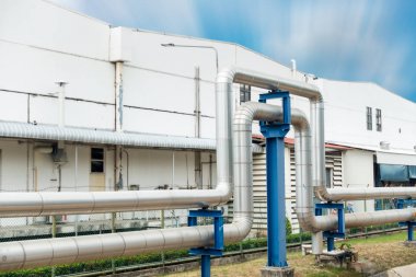 Fabrika arka plan üzerinde buhar dağıtım ardışık düzeni.
