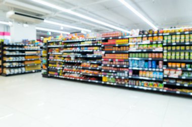 Süpermarket ürünler rafta bulanık.