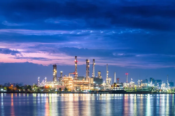 Crepúsculo escena de la planta de refinería de petróleo y el envío de carga . — Foto de Stock
