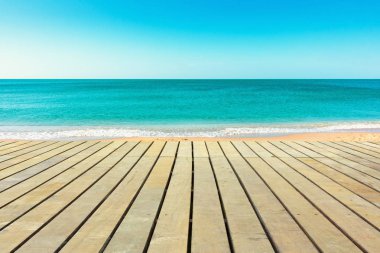 Özel yer ile sahilde güneşli gün.