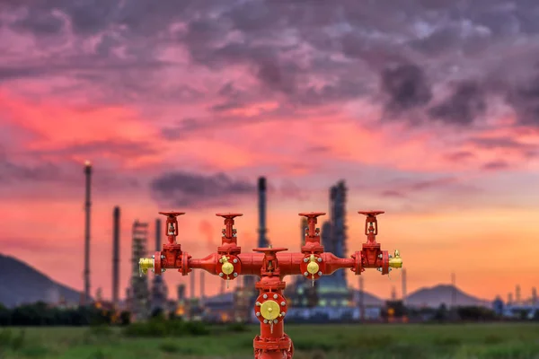 Yangın hidrantları ve petrol rafineri tesisi arka plan bulanıklık. — Stok fotoğraf