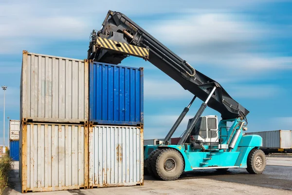 Camión elevador pesado en el patio logístico de contenedores . — Foto de Stock