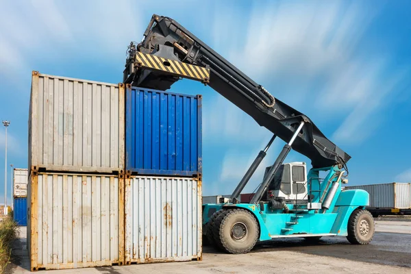 Heavy lifting truck at the container logistic yard. — Stock Photo, Image