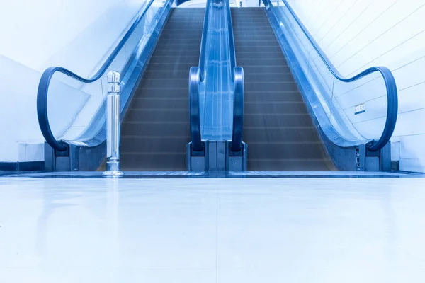 Modern escalator and architecture interior design. — Stock Photo, Image