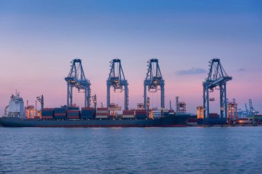 Boşaltma ve alacakaranlık yük konteyner terminali.