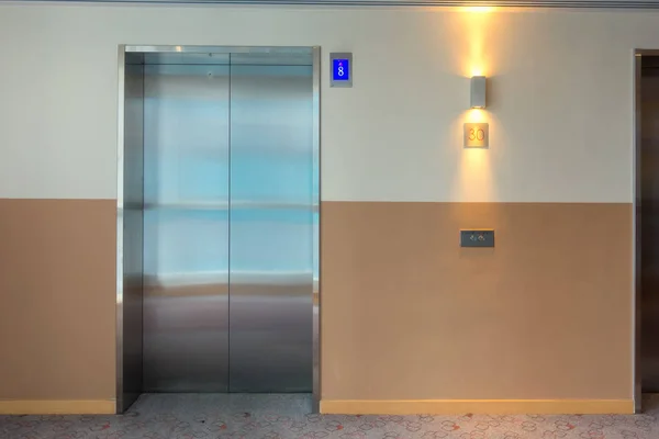 Az épület belső modern lift. — Stock Fotó