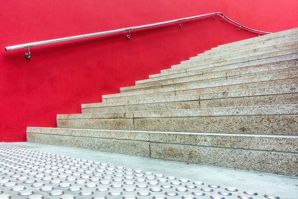 Абстрактная внешняя лестница с красным цветом стены . — стоковое фото