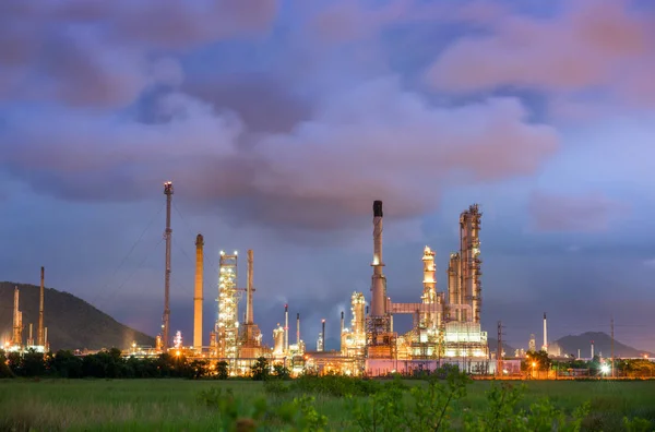 Planta de refinaria de petróleo em cena crepúsculo antes da chuva está chegando . — Fotografia de Stock