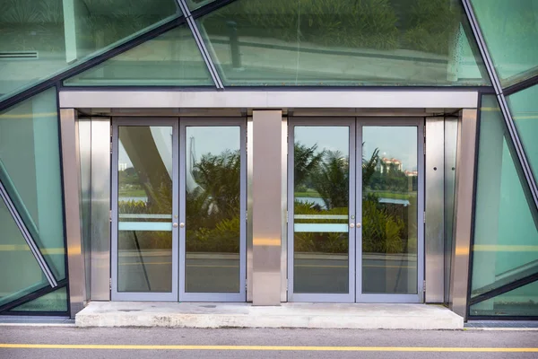 Puerta de aluminio y vidrio de transparencia., Puerta de entrada . — Foto de Stock