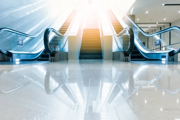 Modern escalator and architecture interior design. — Stock Photo, Image