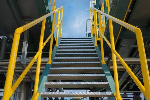 Структурная сталь лестницы на нефтеперерабатывающем заводе . — стоковое фото