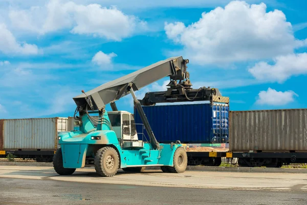 Loading truck at the container logistic yard., Forklift truck. — Stock Photo, Image