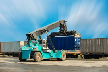 Kamyon, konteyner lojistik yard., Forklift kamyon yükleme.