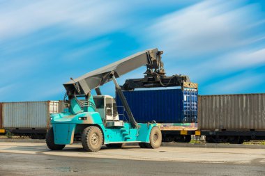 Kamyon, konteyner lojistik yard., Forklift kamyon yükleme.