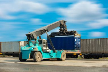 Kamyon, konteyner lojistik yard., Forklift kamyon yükleme.