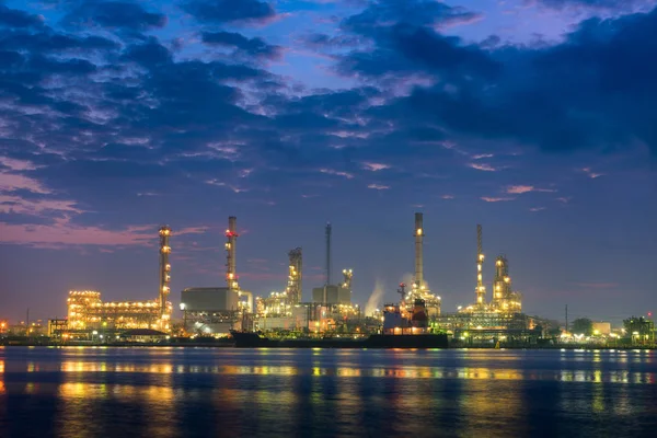 Planta de refinaria de petróleo e transporte no crepúsculo — Fotografia de Stock