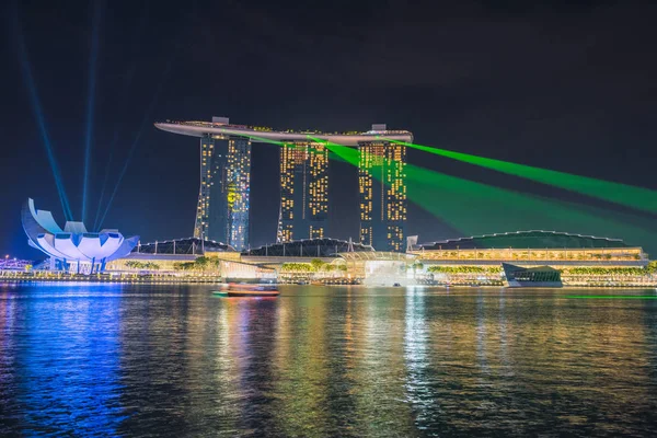Singapur - 23 Ekim 2016: Marina Bay kum ışık gösterisi.