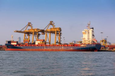 Gelen gemi terminal boşaltma kamyon