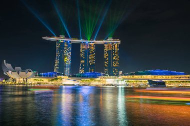 Singapur - 23 Ekim 2016: Marina Bay kum ışık gösterisi