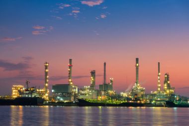 Twilight petrol rafinerisi ve yükleme limanına