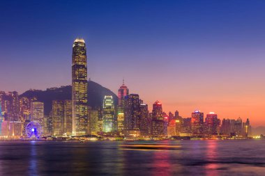 Hong Kong Adası'nda alacakaranlık sahne.