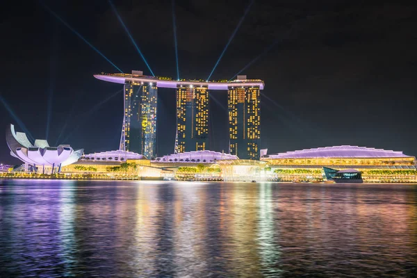 Singapur - 23 Ekim 2016: Marina Bay kum ışık gösterisi