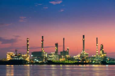 Petrol rafineri tesisi ve yükleme twilight, sabah sahne dock