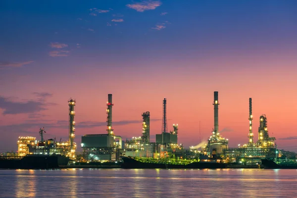 Fábrica de refinaria de petróleo e doca de carga no crepúsculo, cena da manhã — Fotografia de Stock