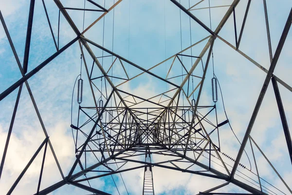 Torres de alta tensión y línea de transmisión para electricidad — Foto de Stock