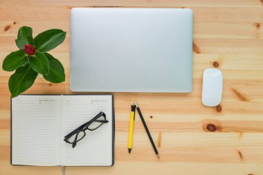 İş ekipmanları kavramı masa üst görünümle ahşap backgro