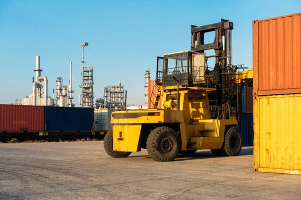 Carretilla elevadora en astillero con fondo de planta de petróleo y gas . — Foto de Stock