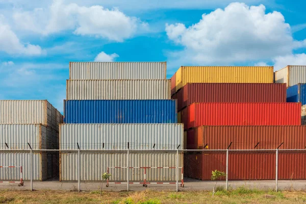 Obsługa stosu kontenerów w stoczni wysyłki — Zdjęcie stockowe