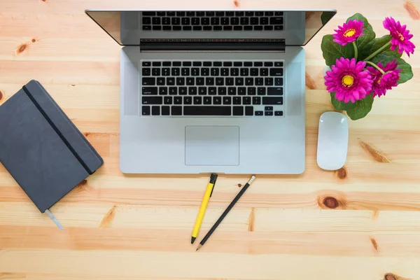 Concept d'ordinateur personnel sur la table avec backgrou en bois — Photo