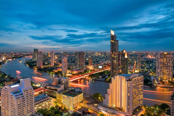 Bangkoku obok rzeki Menam w twilight sceny, Bangkok Tajlandia. — Zdjęcie stockowe