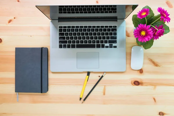 Kişisel bilgisayar ve donanımları üzerinde masa ahşap üstü göster