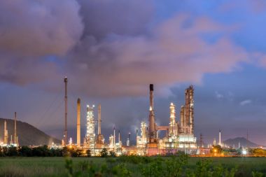 Petrol rafineri tesisi cloundy alacakaranlıkta, fırtına artalan.