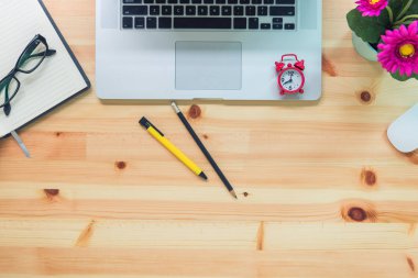 Bilgisayar dizüstü ve masa üstü çalışma alanında göster