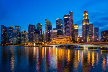 Alacakaranlık Singapur'da kule iş şehir ve skycrapers.