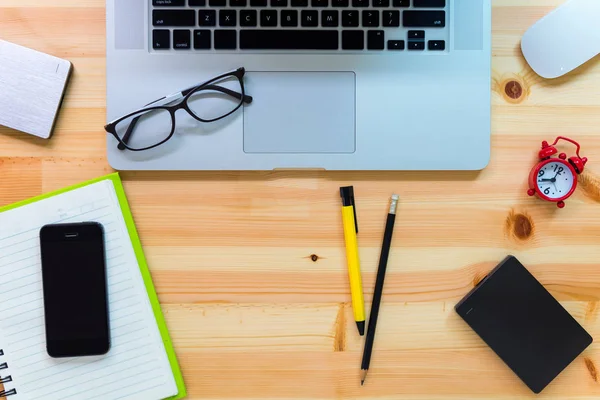 Mesa de trabajo con equipo de TI, Herramientas de oficina, Educación — Foto de Stock