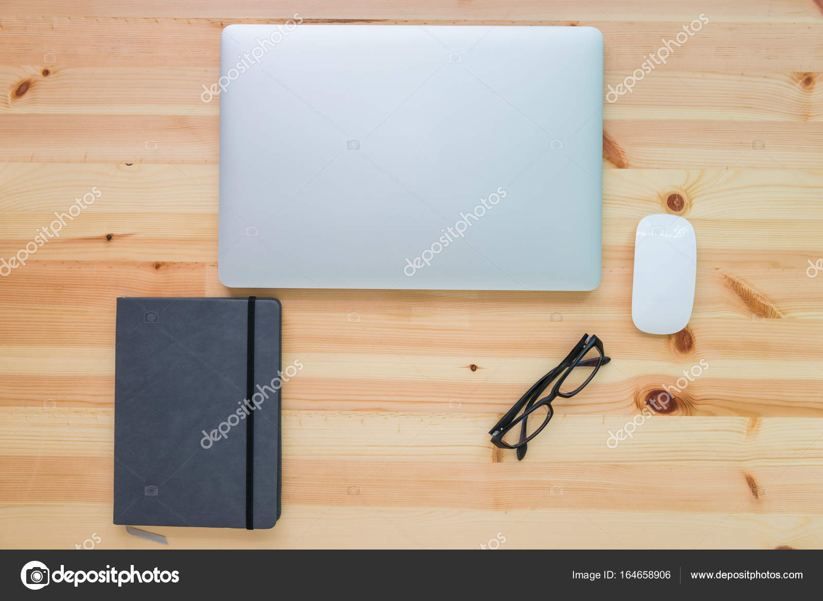 Strumenti Di Office Sullo Sfondo Scrivania In Legno Concetto Di Vista Superiore Foto Stock C K D P 164658906